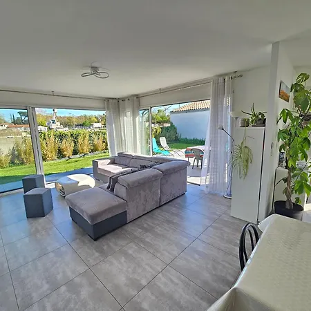 Maison Spacieuse Climatisee Avec Jardin 2 Pkg Et Piscine *
