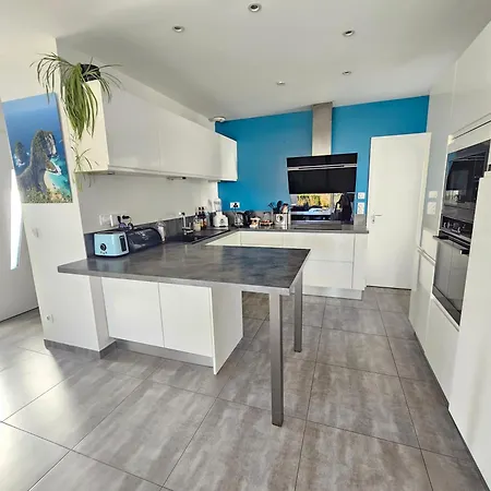 Maison Spacieuse Climatisee Avec Jardin 2 Pkg Et Piscine *
