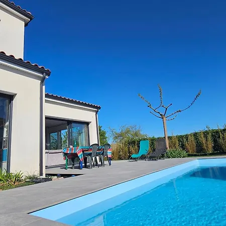 Maison Spacieuse Climatisee Avec Jardin 2 Pkg Et Piscine
