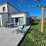 Villa Maison Spacieuse Climatisee Avec Jardin 2 Pkg Et Piscine