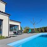 Maison Spacieuse Climatisee Avec Jardin 2 Pkg Et Piscine