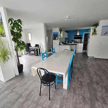 Maison Spacieuse Climatisee Avec Jardin 2 Pkg Et Piscine